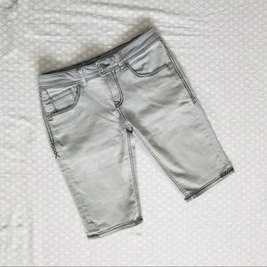 Bermuda shorts with detail stitching